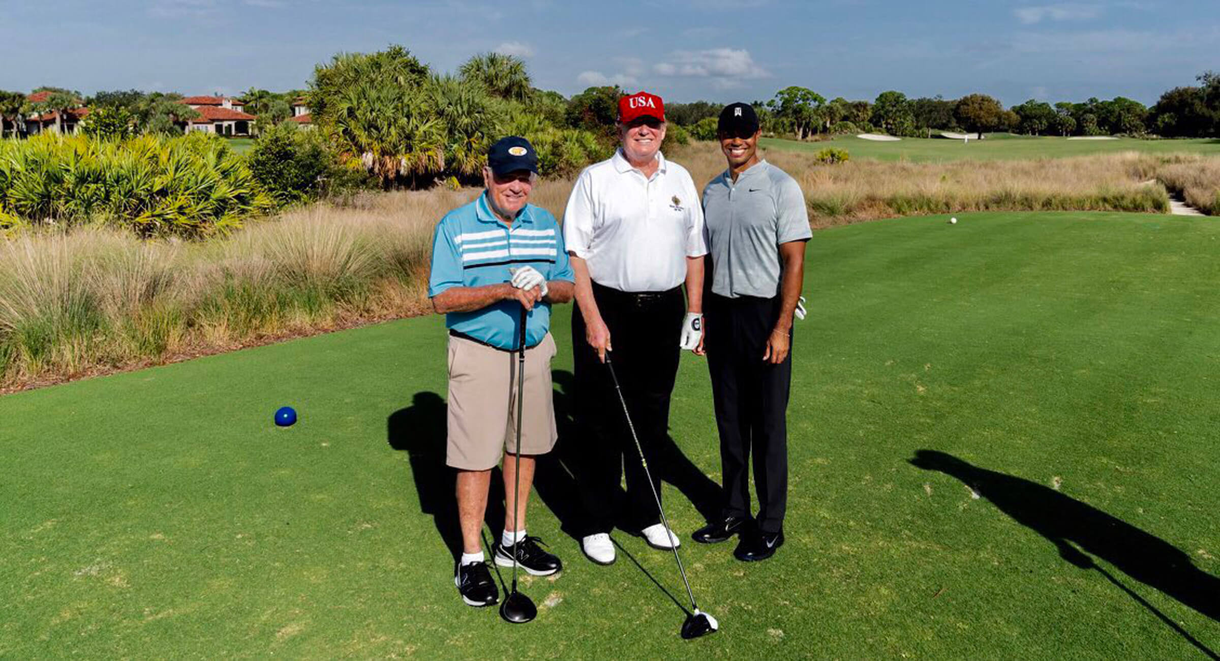 Τραμπ: Αφού δεν πήγε Φλόριντα είπε… να το ρίξει στο γκολφ με τον Τάιγκερ Γουντς [pics]