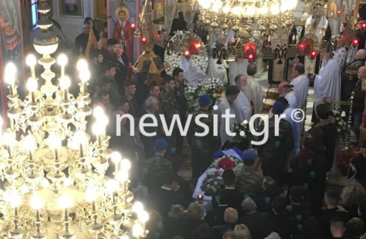 Πάτρα: Ραγίζουν καρδιές στην κηδεία του Εύζωνα Σπύρου Θωμά – Το σπαρακτικό τελευταίο αντίο [pics, video]