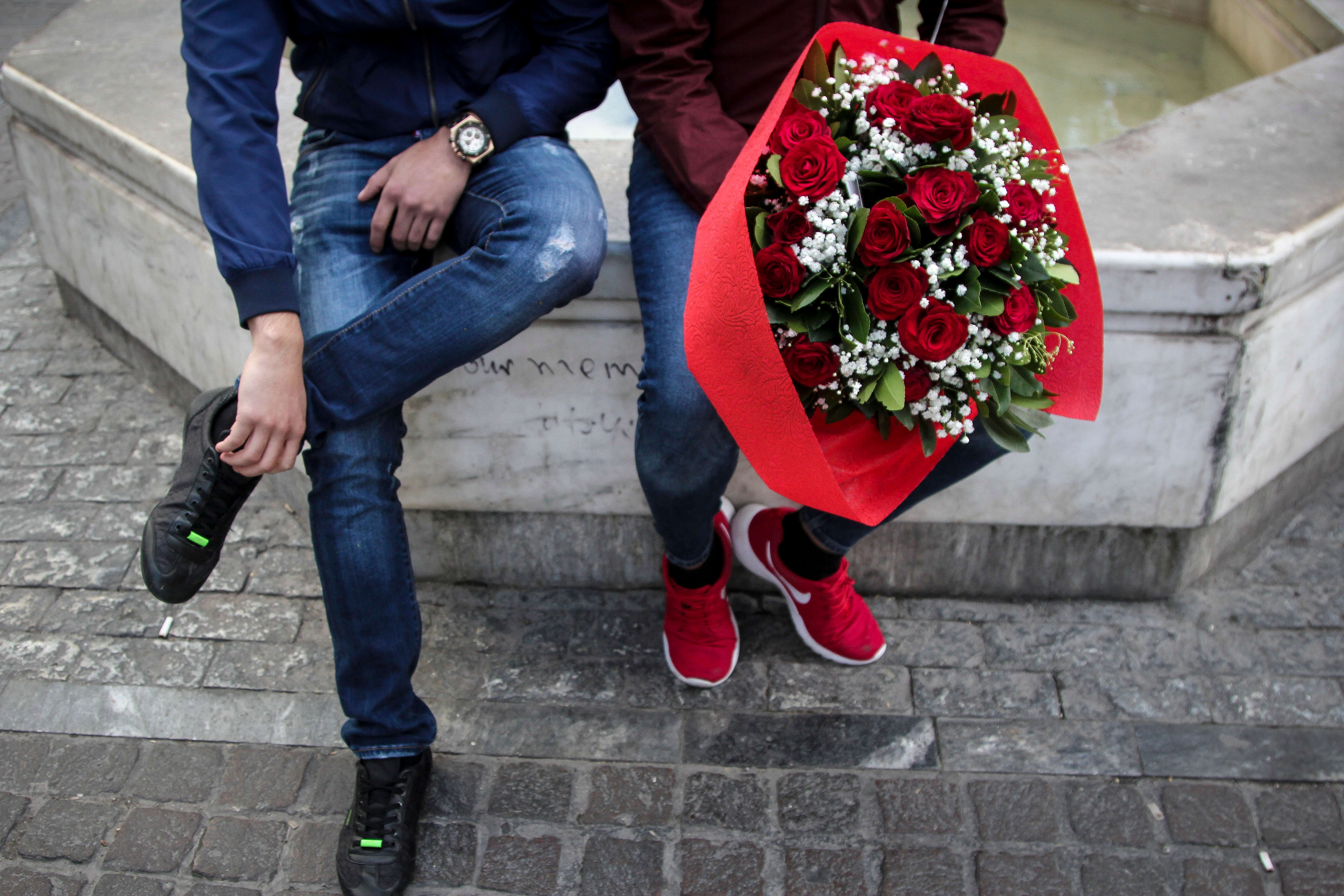 Θεσσαλονίκη: Με κόκκινα τριαντάφυλλα και πάστες σε σχήμα καρδιάς γιορτάστηκε ο Άγιος Βαλεντίνος