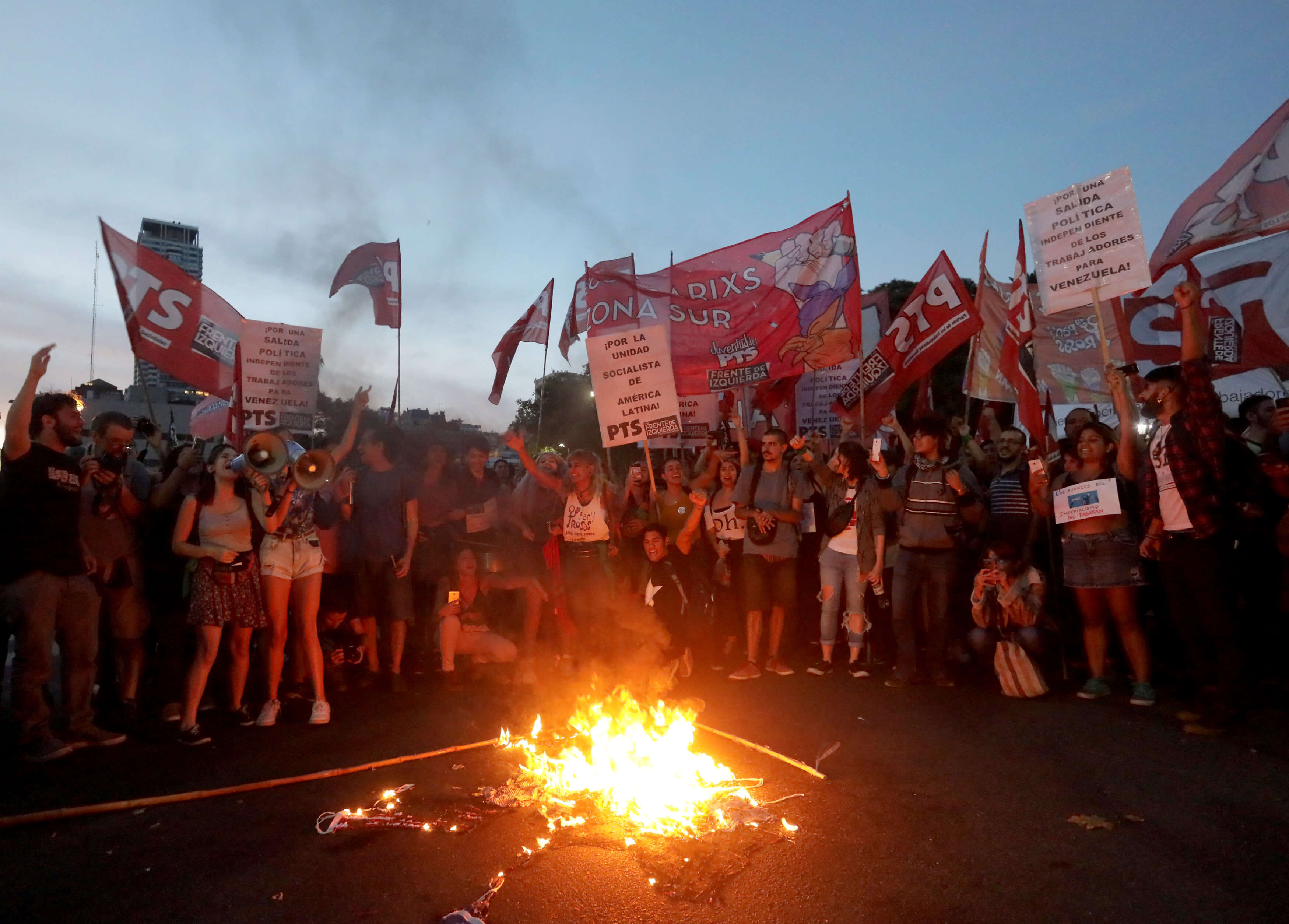 Βενεζουέλα: Στους δρόμους οι οπαδοί Μαδούρο και Γκουαϊδό