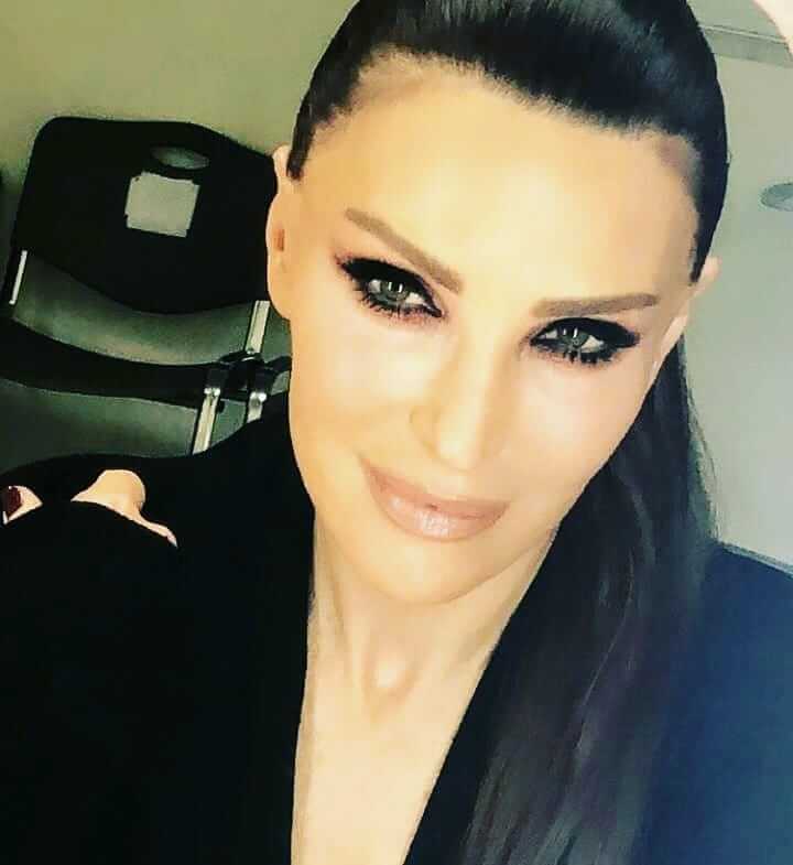 Βίκυ Χατζηβασιλείου: Μας δείχνει τους καλογυμνασμένους κοιλιακούς της! [pic]