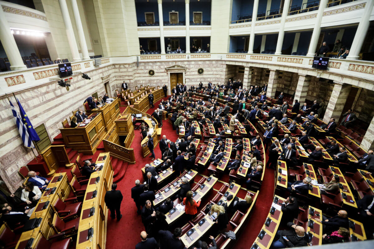 Βουλή – LIVE: “Πόλεμος” για τη συνταγματική αναθεώρηση