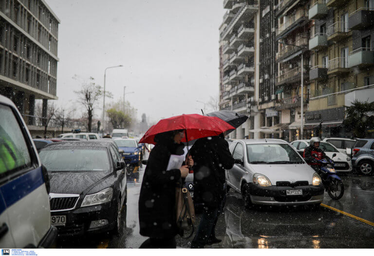 Καιρός Τσικνοπέμπτη: Βροχές, συννεφιά και πολύ κρύο