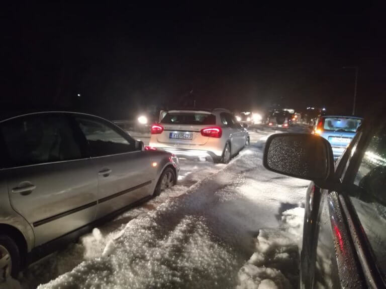 Απίστευτο! Αποκλείστηκαν από το… χαλάζι στο Φόδελε! – video | Newsit.gr Απίστευτο! Αποκλείστηκαν από το… χαλάζι στο Φόδελε! – video | Newsit.gr