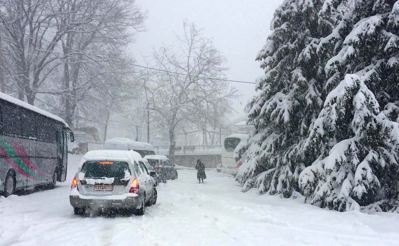 Καιρός – Ωκεανίς: Λεωφορεία και αυτοκίνητα αποκλείστηκαν στα χιόνια – Αβοήθητοι στο Στόμιο [pics, video]