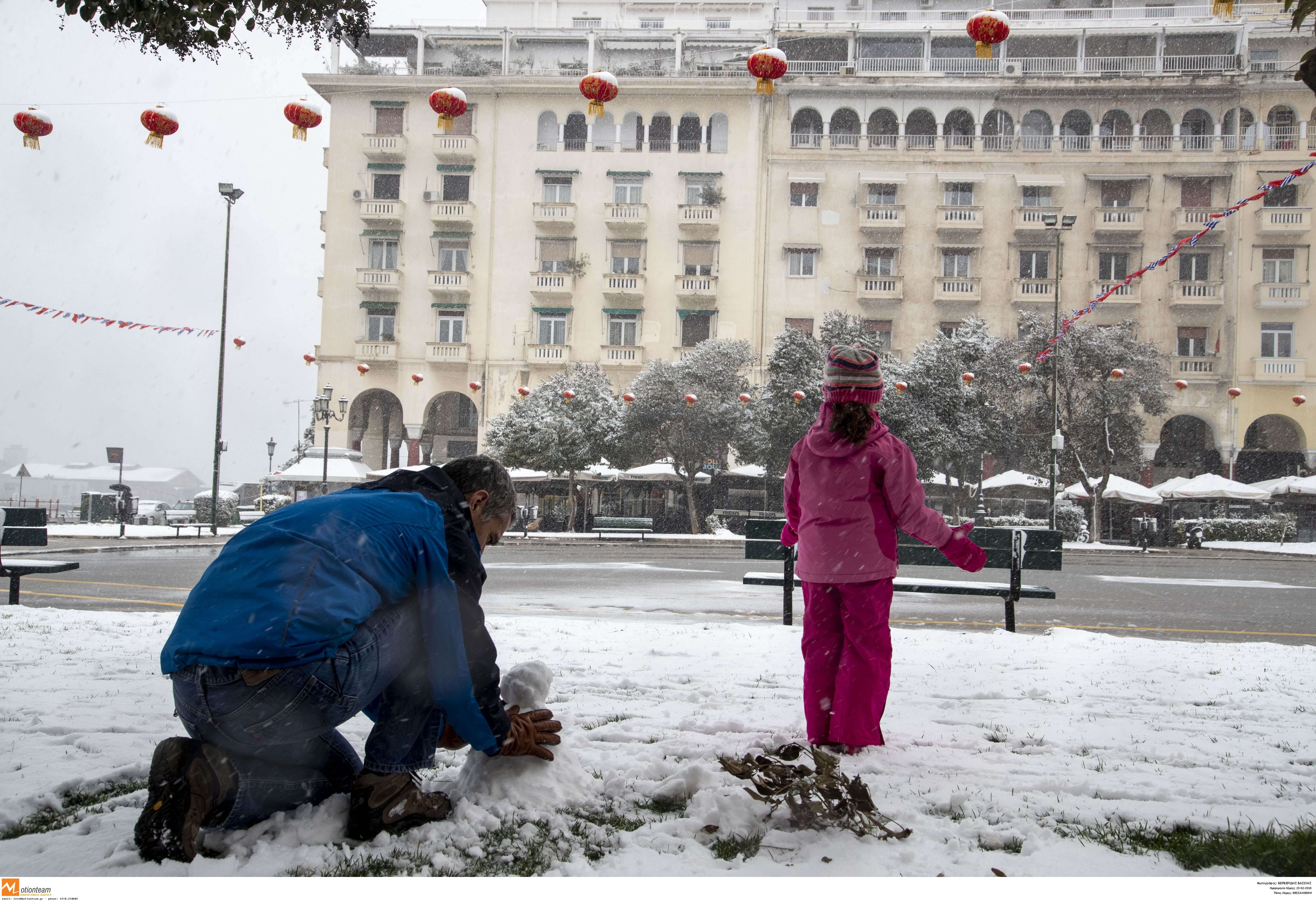 Καιρός: Νέες εικόνες από τη χιονισμένη Θεσσαλονίκη – Αυξημένη η κίνηση στους δρόμους [pics]