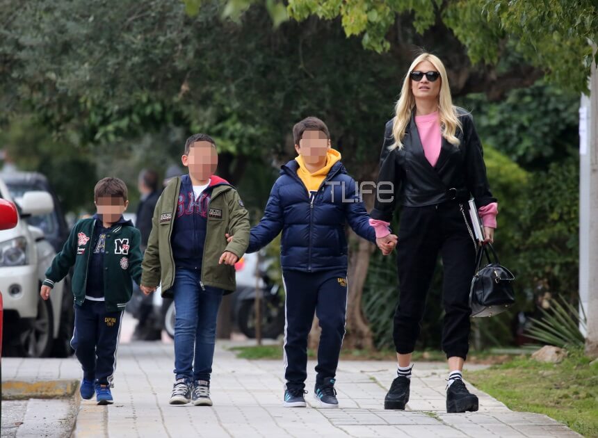 Φαίη Σκορδά: H απογευματινή βόλτα με τους γιους της στην Γλυφάδα! [pics]