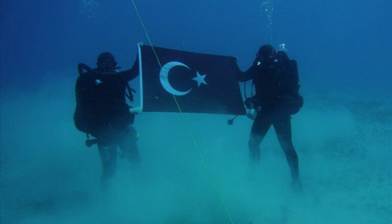 Η τουρκική σημαία στον βυθό της Σούδας σε άσκηση του ΝΑΤΟ!