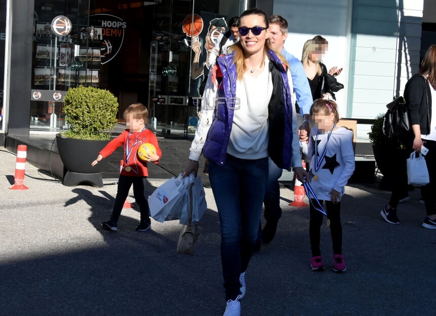 Μαριέττα Χρουσαλά: Με τον σύγυζό της και τα παιδιά της παίζει μπάσκετ για καλό σκοπό! [pics]