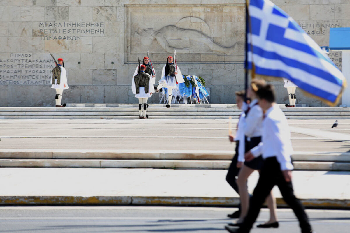 Καιρός 25η Μαρτίου: Με λιακάδα και βοριάδες οι παρελάσεις