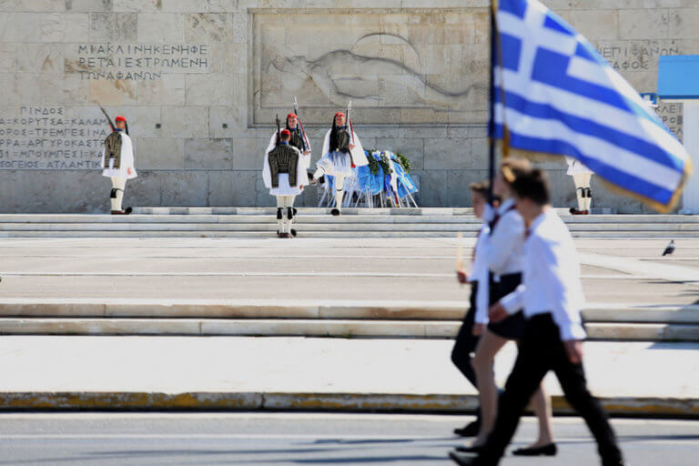 Με λιακάδα και… ισχυρούς βοριάδες οι παρελάσεις της 25ης Μαρτίου – Ο καιρός για το τριήμερο