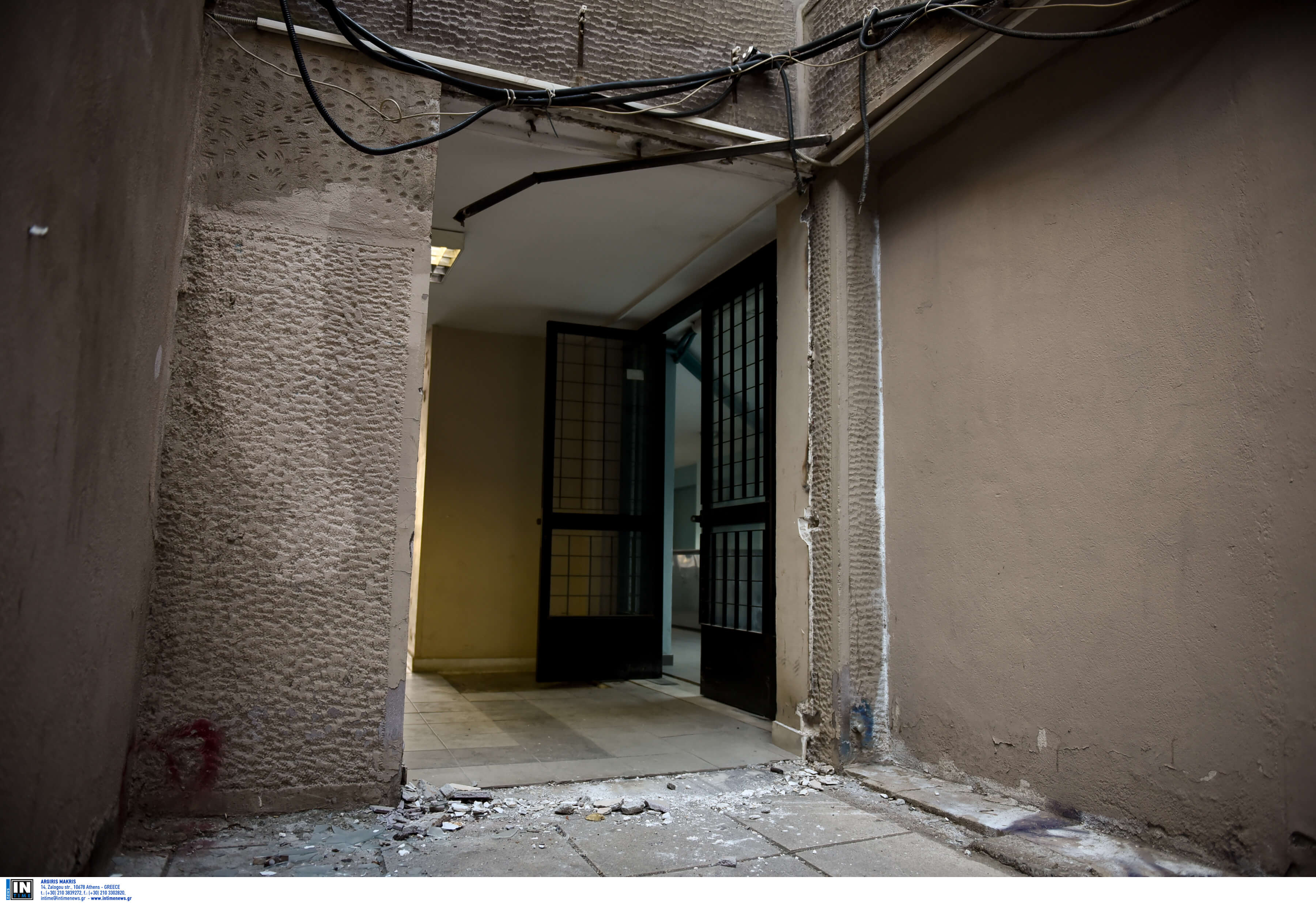 Θεσσαλονίκη: Ξήλωσαν σιδερένια πόρτα στην Πολυτεχνική του ΑΠΘ – Το ξέσπασμα του Κοσμήτορα [pics]