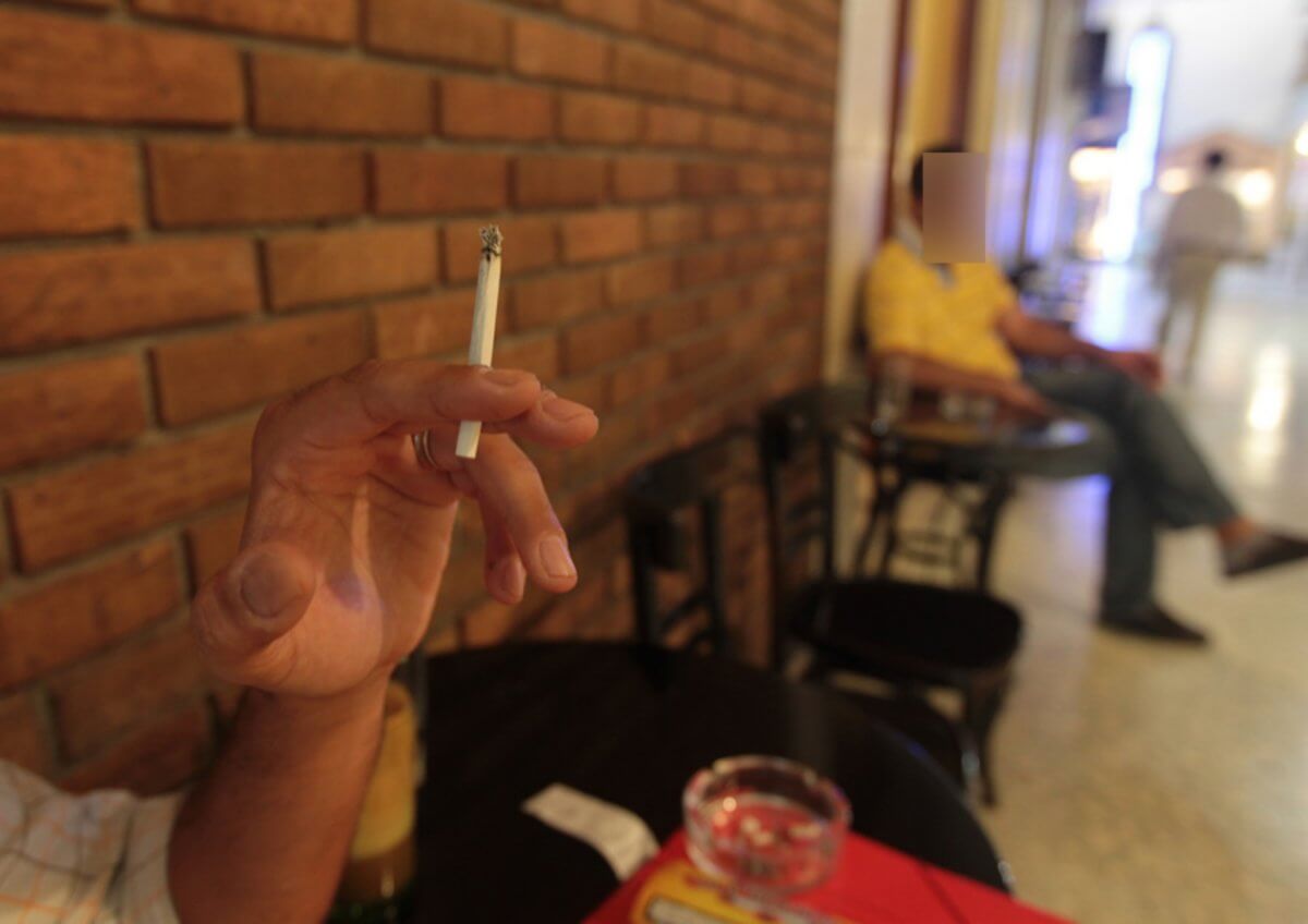 Λαμία: Το τσιγάρο που του στοίχισε 500 ευρώ – Δεν την πάτησε από τον αντικαπνιστικό νόμο!
