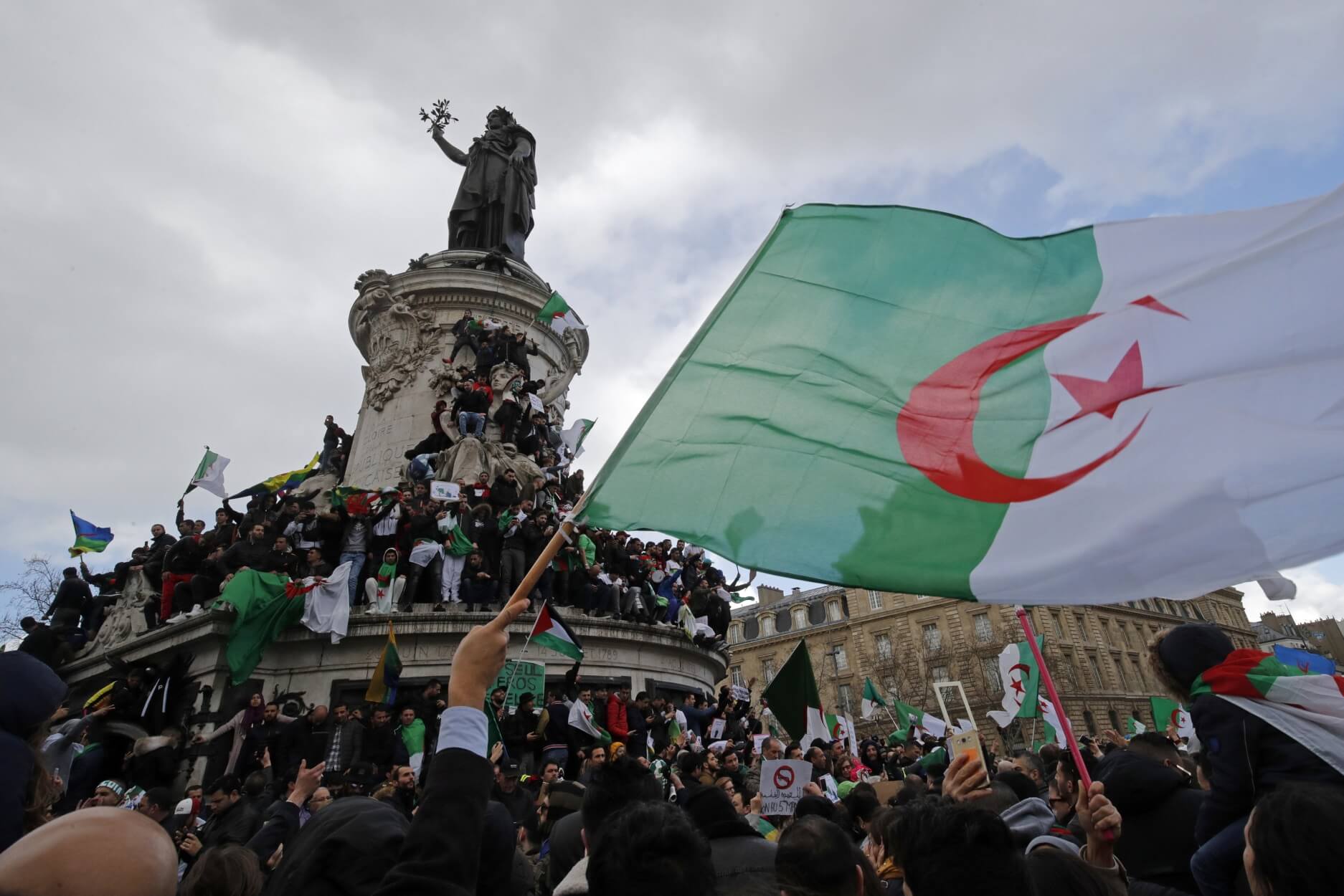 Αλγερία: “Ε, Μπουτεφλίκα, δεν έχει 5η θητεία” φώναξαν χιλιάδες μαθητές στον πρόεδρο που επέστρεψε από Ελβετία! – Video