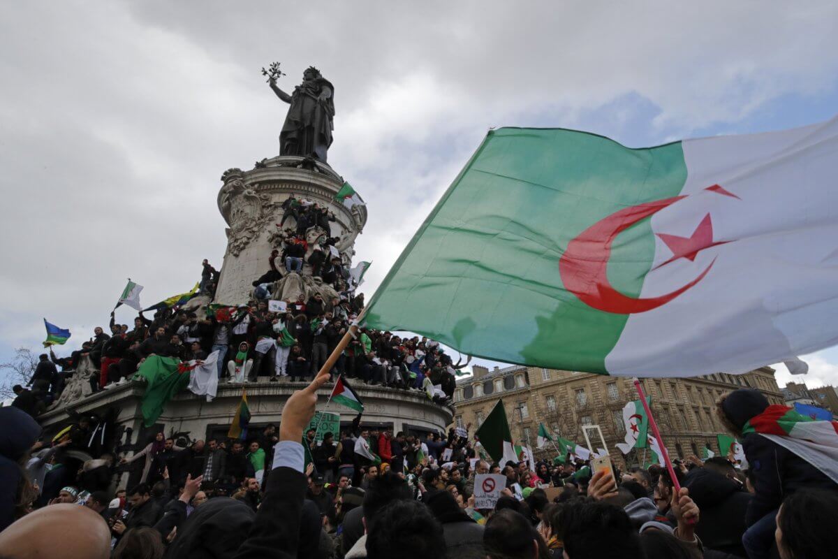 Αλγερία: Η Γαλλία “χαιρετίζει” την απόφαση προέδρου Μπουτεφλίκα να μην ξαναείναι υποψήφιος