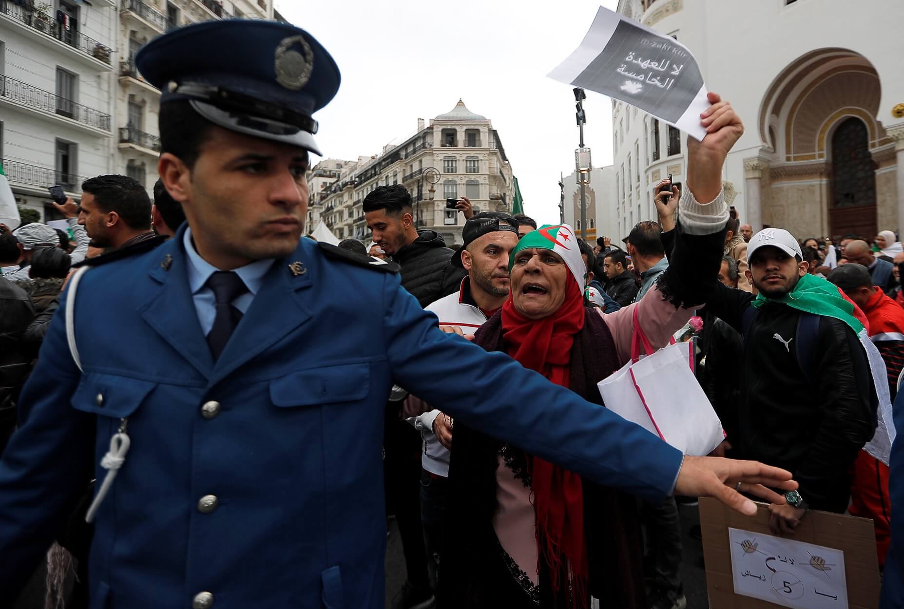 Τεράστιες αντικυβερνητικές διαδηλώσεις στο Αλγέρι – “Όχι 5η θητεία, έι Μπουτεφλίκα!”