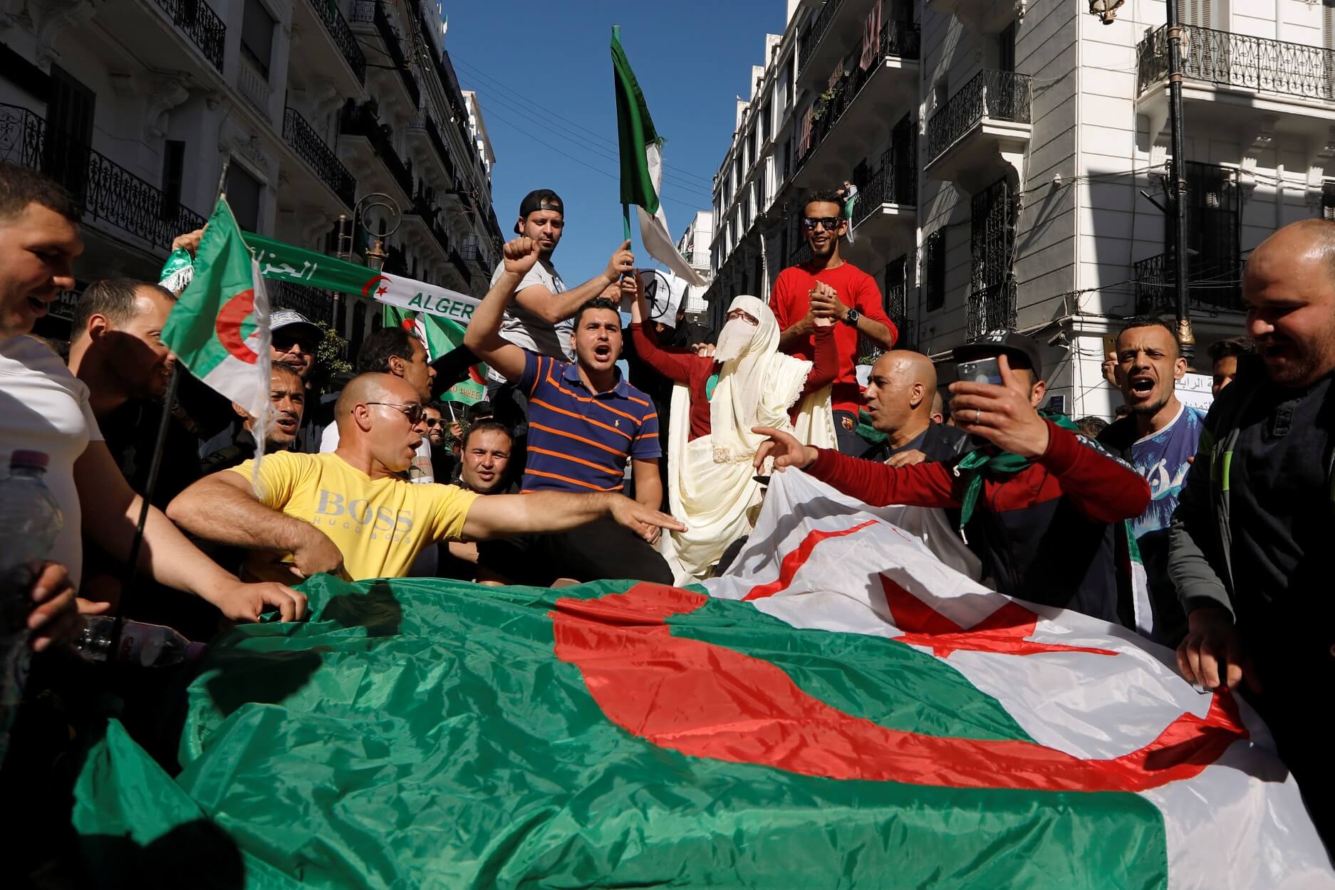 Αλγερία: Μέγα πάθος, μέγα πλήθος κατά Μπουτεφλίκα και υπέρ προεδρικών εκλογών – video
