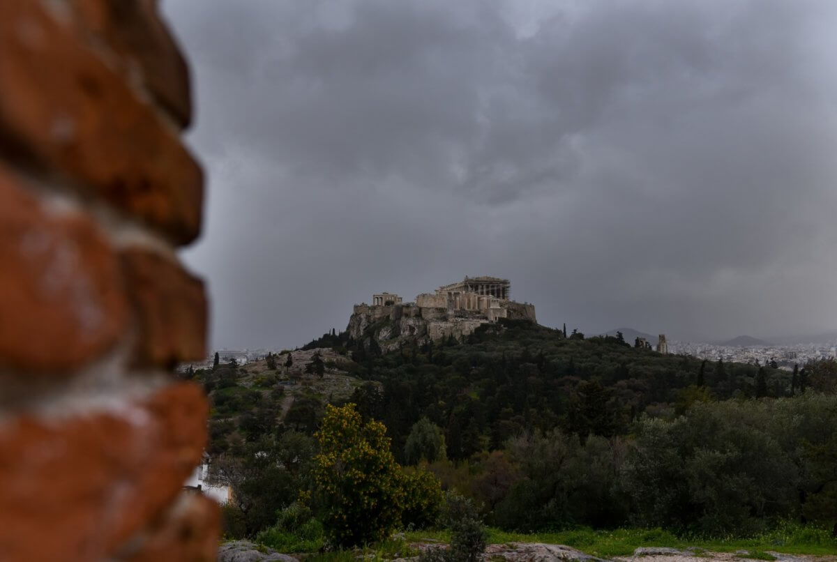 Καιρός αύριο: Ήλιος και βροχή την παραμονή της 25ης Μαρτίου