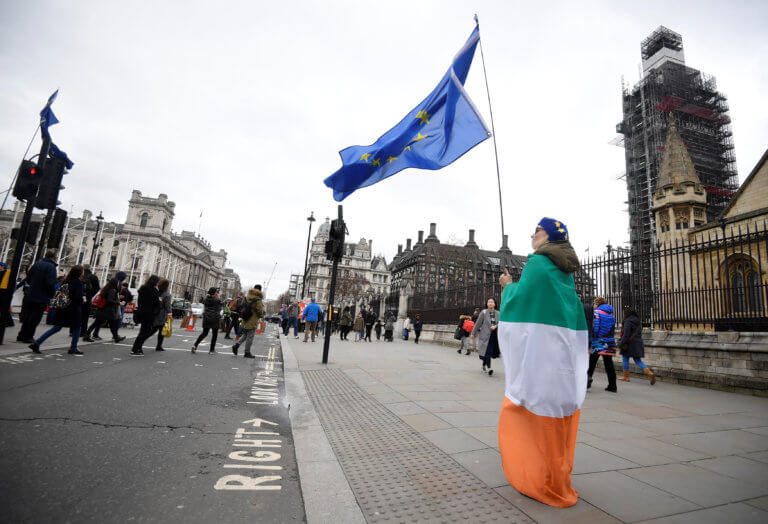 Brexit: Ή θα καθυστερήσει ή η χώρα θα πέσει στα βράχια, λέει ο Υπουργός Οικονομικών | Newsit.gr Brexit: Ή θα καθυστερήσει ή η χώρα θα πέσει στα βράχια, λέει ο Υπουργός Οικονομικών | Newsit.gr