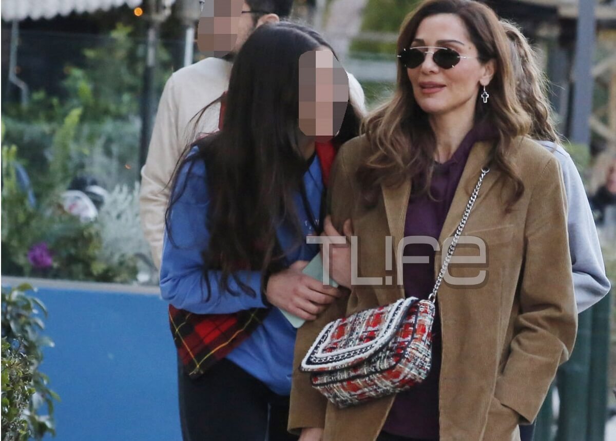 Δέσποινα Βανδή: Με την κούκλα κόρη της για ψώνια! [pics]