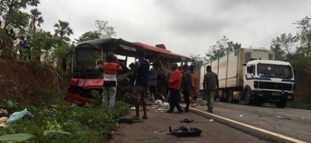 Γκάνα: Τουλάχιστον 60 νεκροί από μετωπική σύγκρουση δύο λεωφορείων!