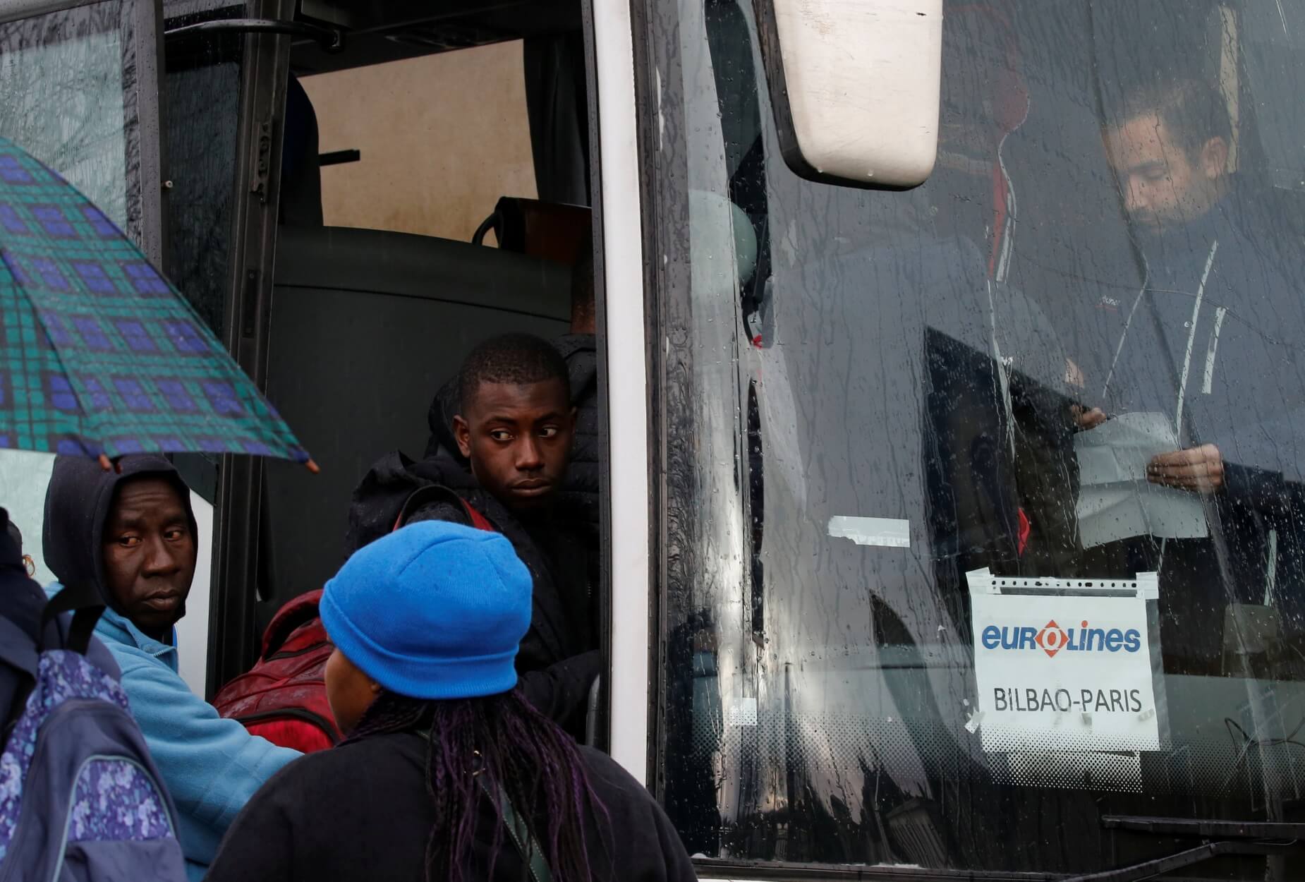 Γαλλία: Μετανάστες – “spiderman” στο Καλαί για Βρετανία!
