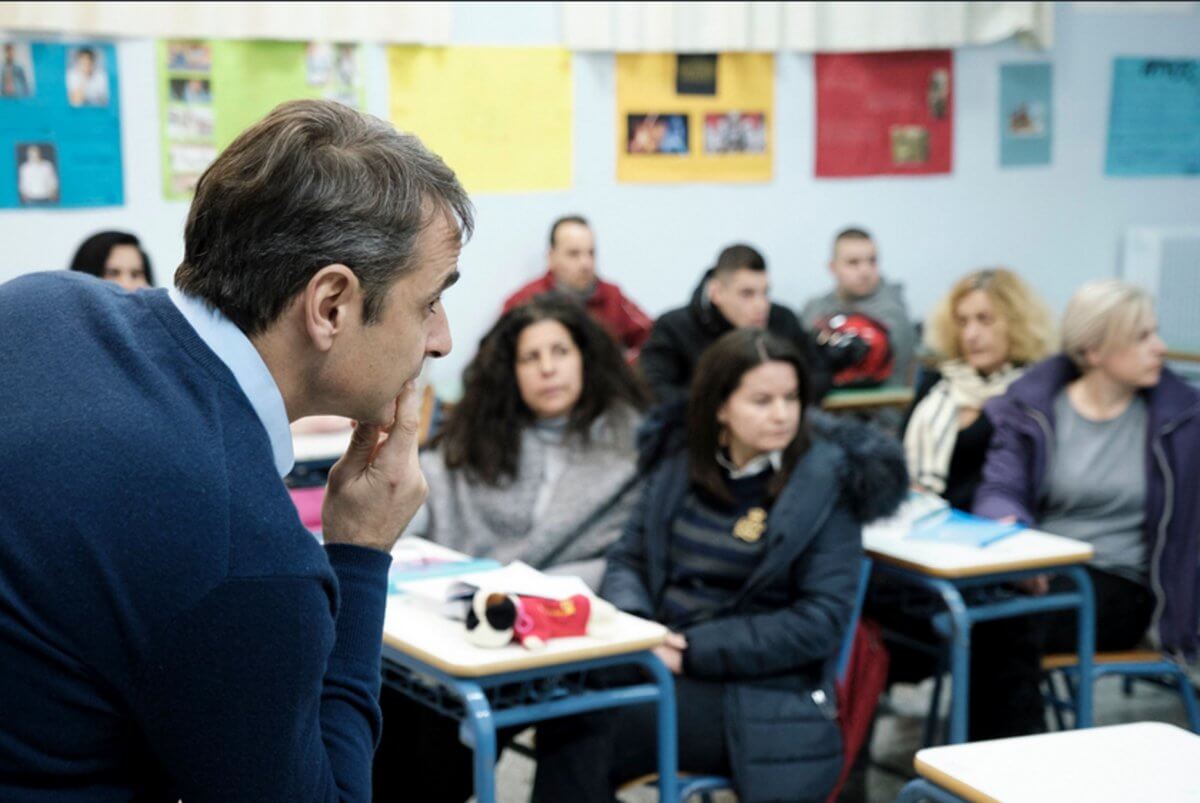 Μητσοτάκης: Ξαφνική επίσκεψη στο νυχτερινό σχολείο του Αιγάλεω! – video
