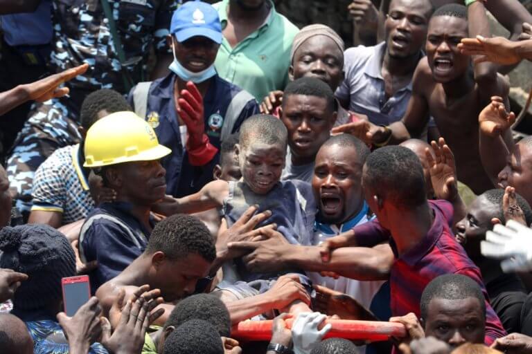 Νιγηρία: Βγάζουν παιδιά από τα συντρίμμια του σχολείου που κατέρρευσε! [pics, video]