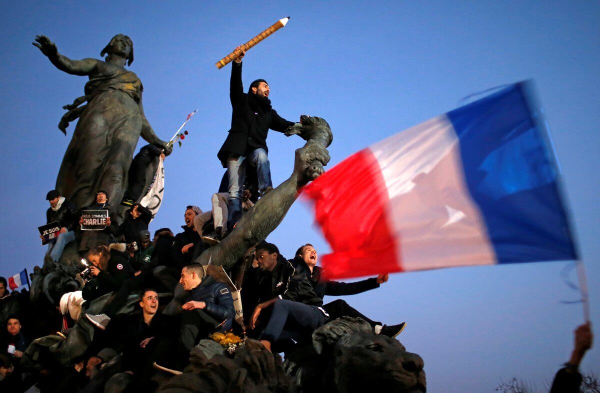Παρίσι: Συγκρούσεις και δακρυγόνα κατά των “κίτρινων γιλέκων”! video