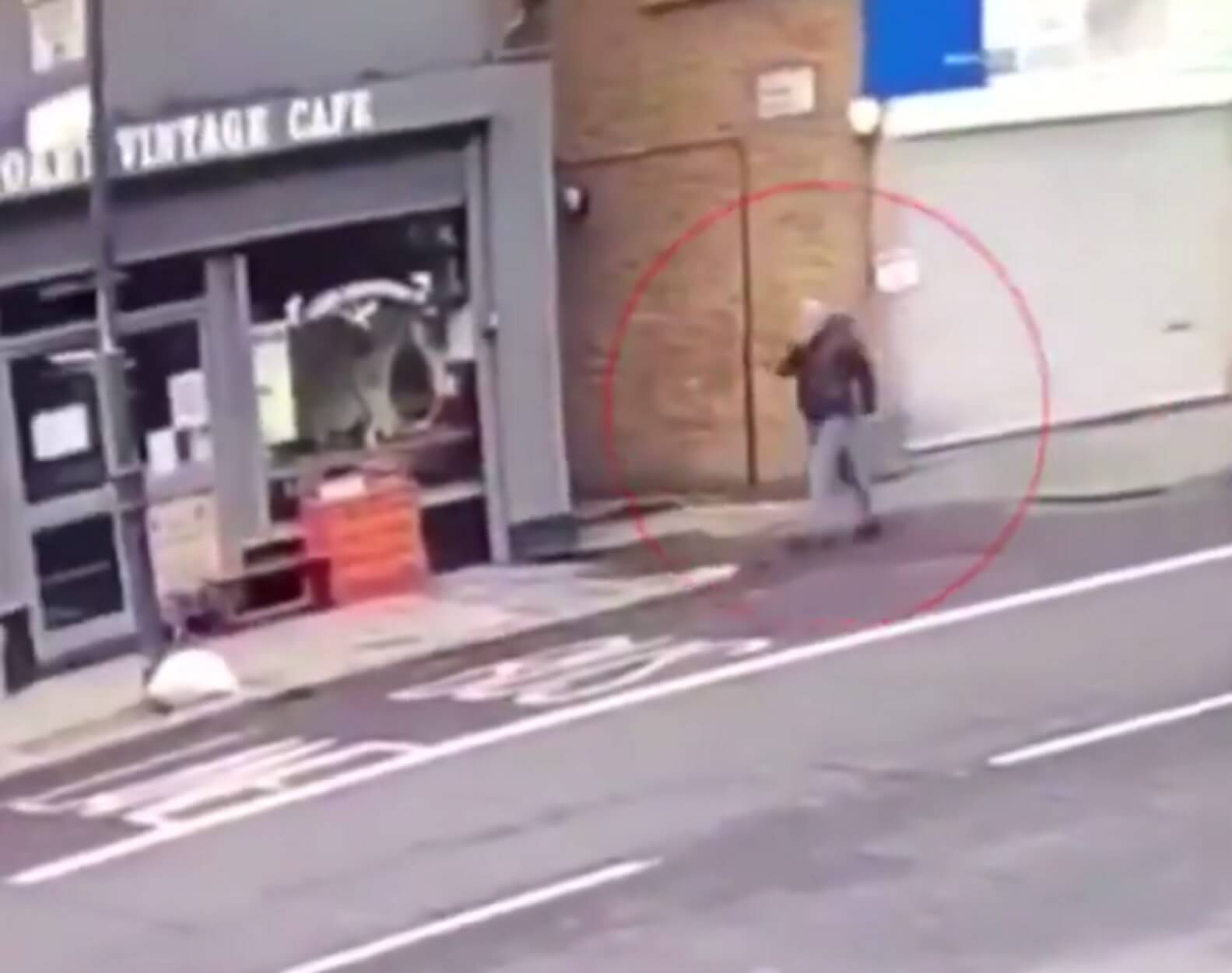 Βίντεο – σοκ! Πεζός περνάει σώος μπροστά από κτίριο που καταρρέει