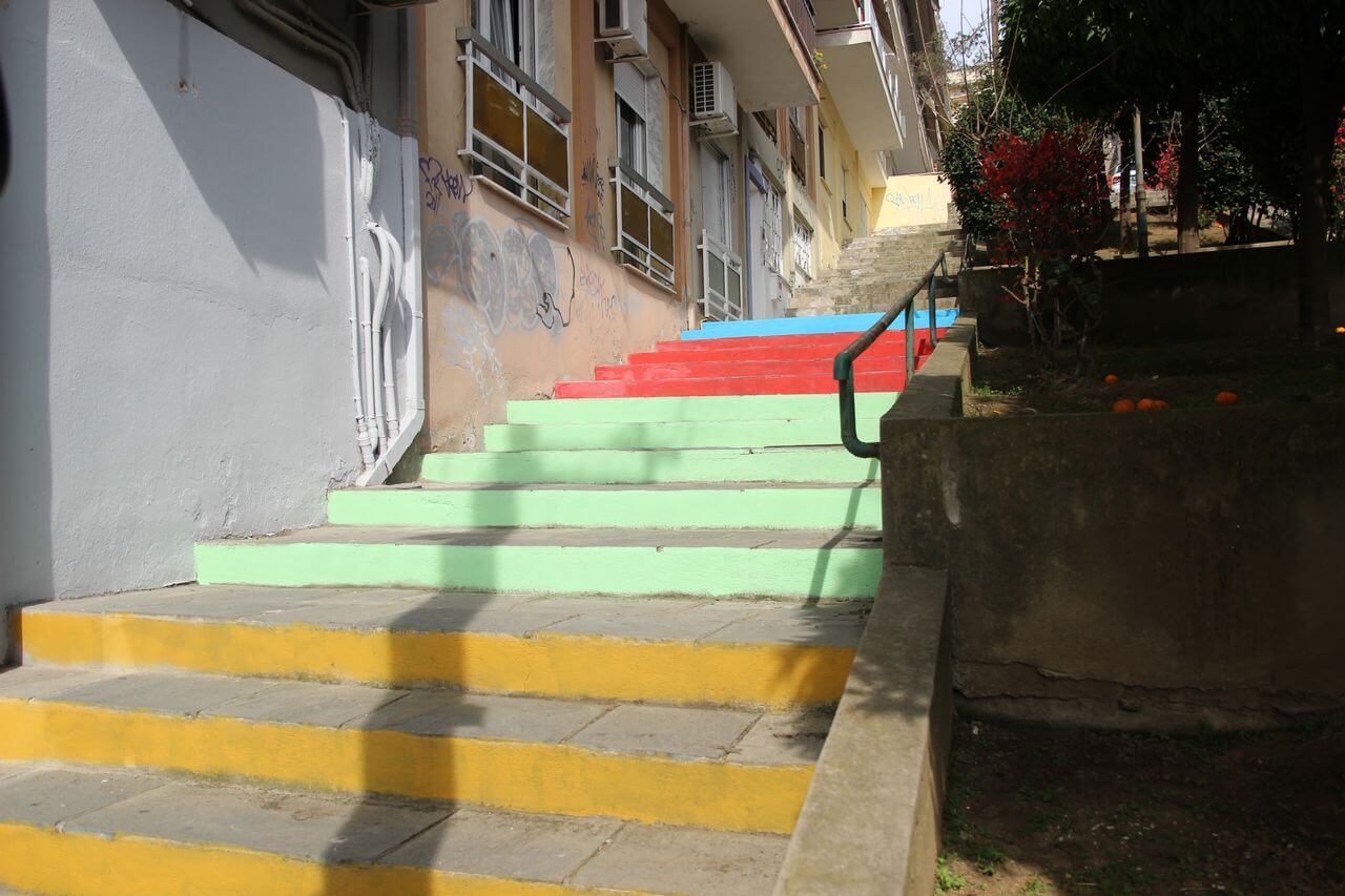 Χρωματιστές σκάλες σε γειτονιές της Καβάλας [pics]