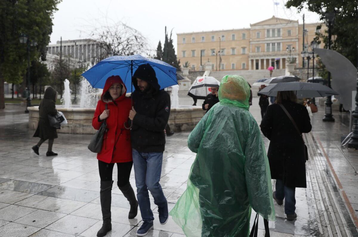 Καιρός σήμερα: Τοπικές βροχές, ομίχλες και υγρασία – Πού θα βρέξει