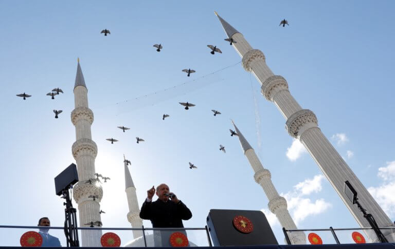 Στις κάλπες περίπου 60 εκατομμύρια Τούρκοι με την οικονομία στα τάρταρα και τον Ερντογάν να... “σημαδεύει” την Αγιά Σοφιά!