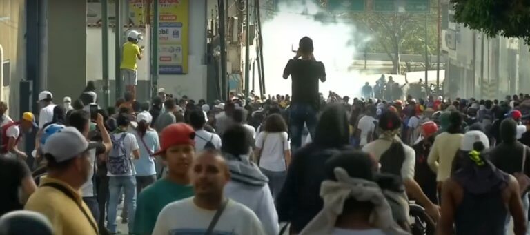 Βενεζουέλα: Κόλαση με ξύλο και δακρυγόνα σε διαδήλωση κατά του Μαδούρο - Μπλακ άουτ στη χώρα! [pics, video]