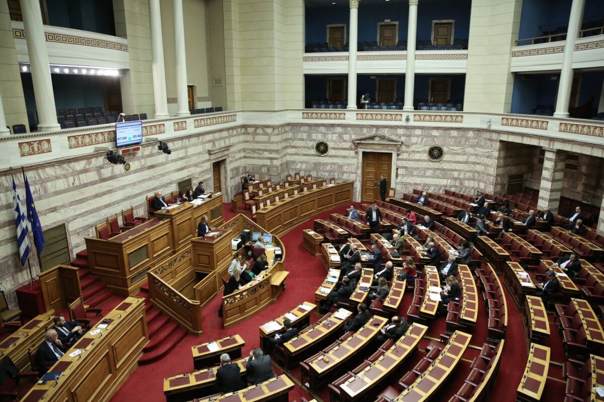 Αλαλούμ στη Βουλή με το νομοσχέδιο για τον αιγιαλό