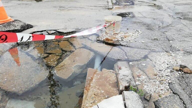 Θεσσαλονίκη: Έσπασε αγωγός στο κέντρο – Χωρίς νερό μέχρι το απόγευμα – video, pics