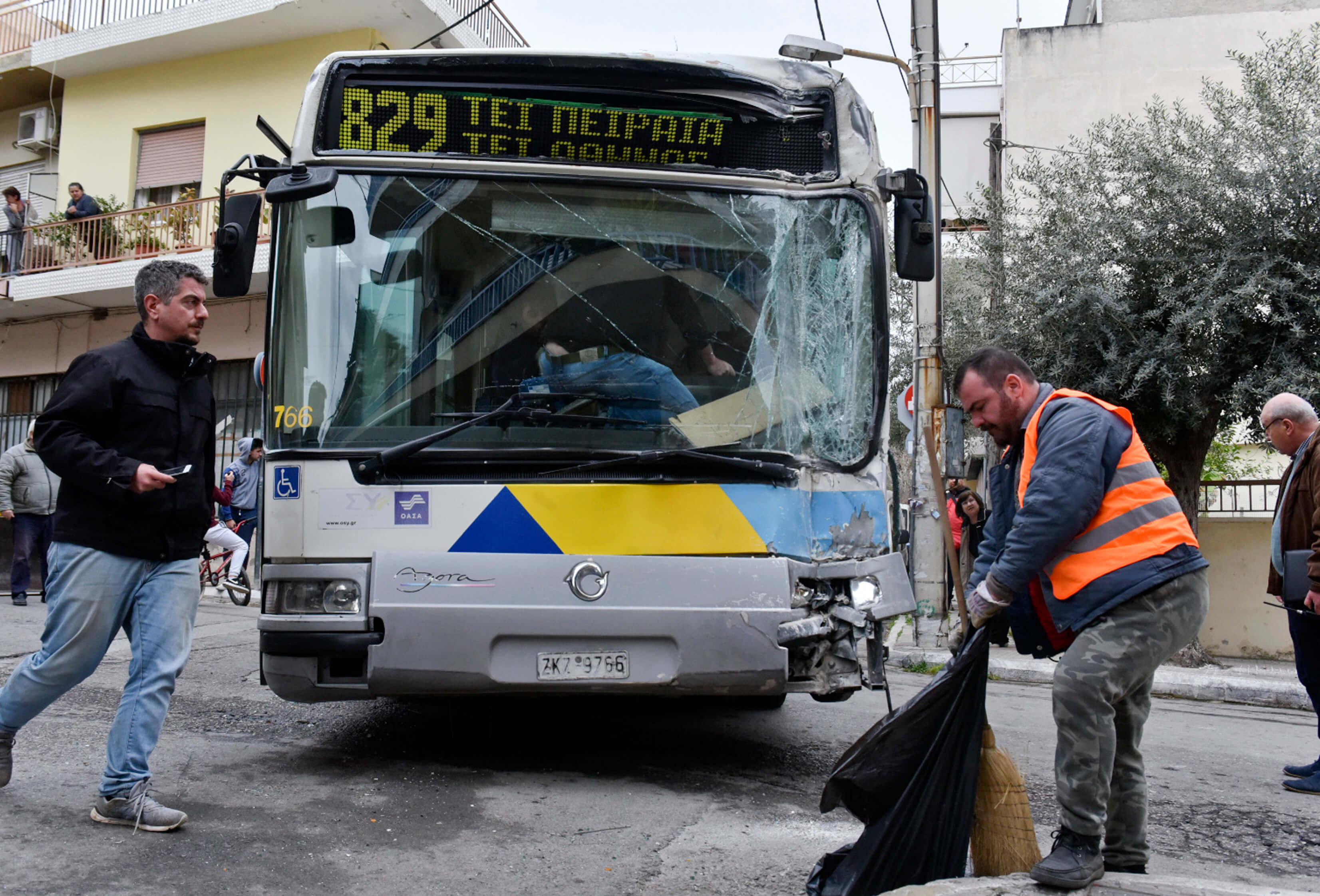 Αιγάλεω: Συγκλονιστικές μαρτυρίες για τη σύγκρουση λεωφορείων – video