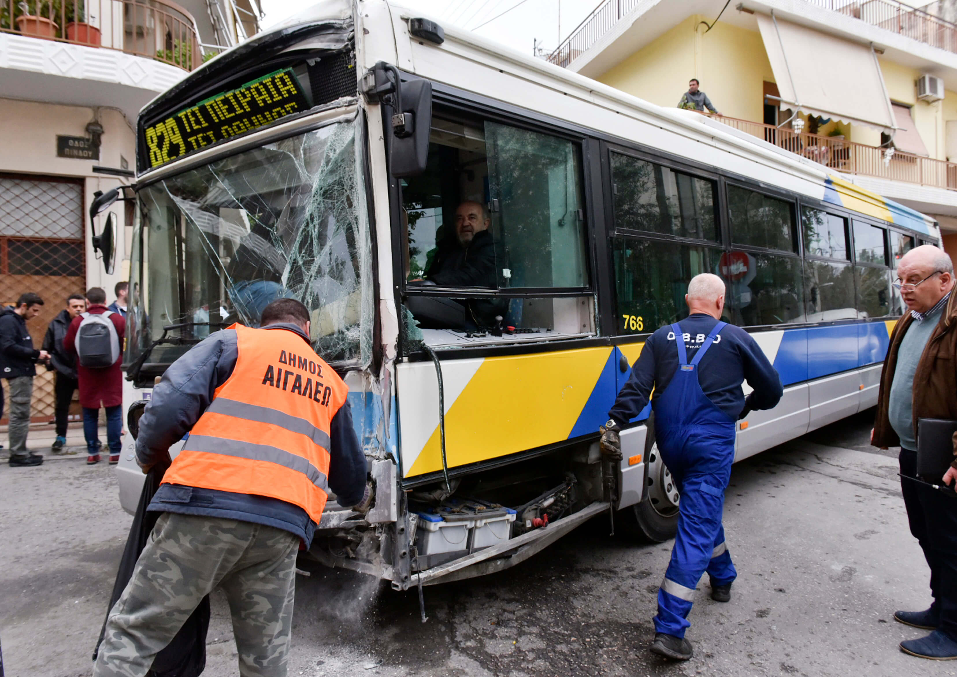 Σύγκρουση λεωφορείων στο Αιγάλεω – 9 επιβάτες τραυματίες – video
