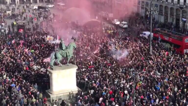«Κατέκλυσαν» τη Μαδρίτη οι οπαδοί του Άγιαξ! – video | Newsit.gr «Κατέκλυσαν» τη Μαδρίτη οι οπαδοί του Άγιαξ! – video | Newsit.gr