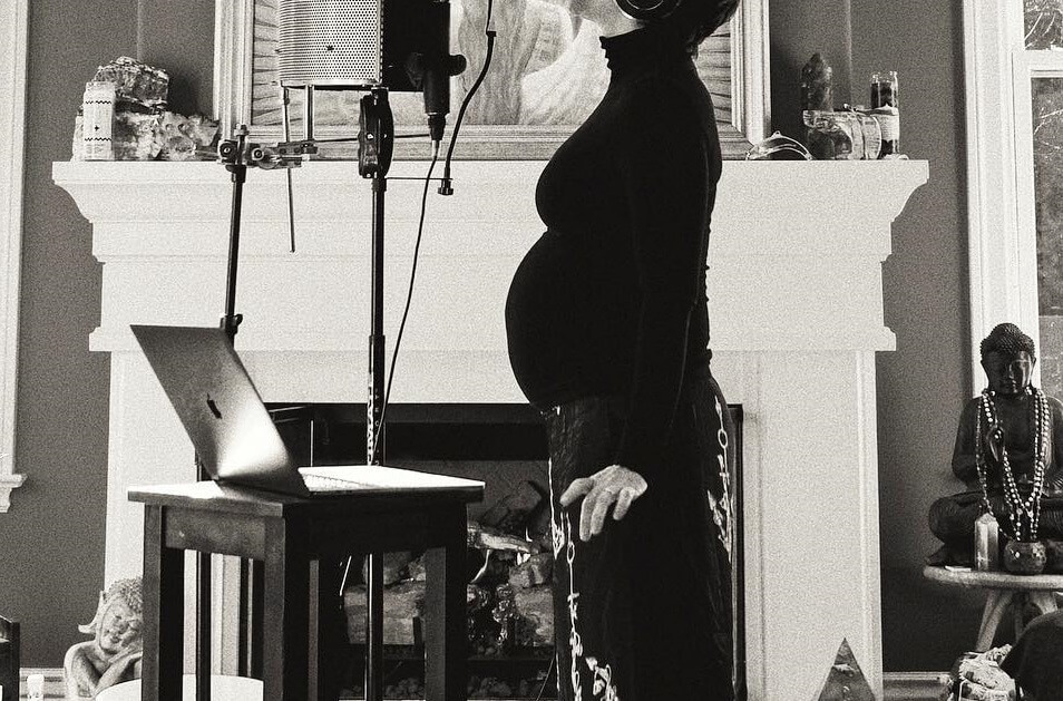 Έγκυος διάσημη τραγουδίστρια στα 44 της χρόνια!