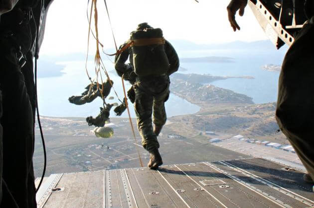 Συναγερμός στον Στρατό Ξηράς: Αλεξιπτωτιστής μπλέχτηκε σε καλώδια της ΔΕΗ