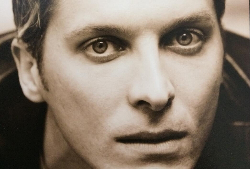 Αγνώριστος ο Έλληνας τραγουδιστής σε νεαρή ηλικία!