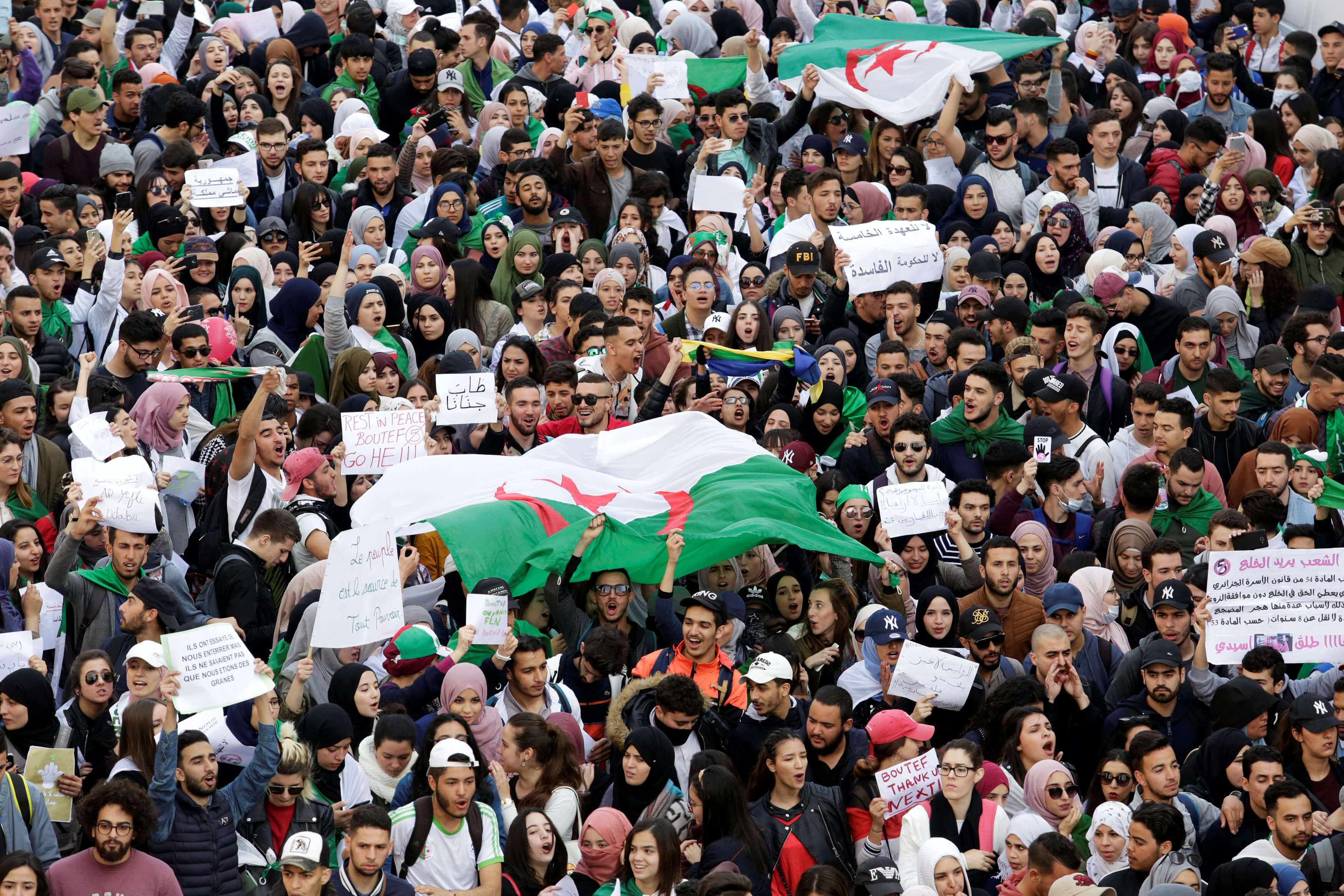 Αλγερία: Χιλιάδες διαδηλωτές ζητούν την παραίτηση του προέδρου Μπουτεφλίκα