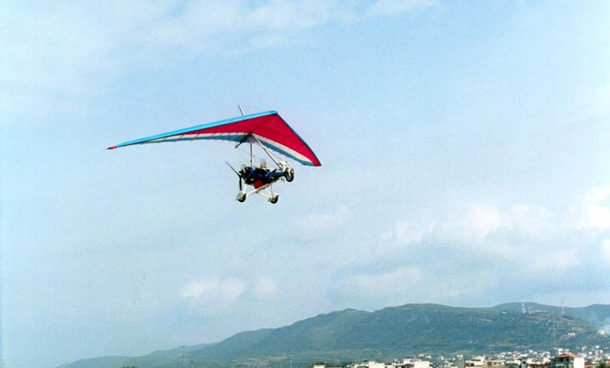 Ανεμοπτεριστής κρεμάστηκε από κολόνα της ΔΕΗ!