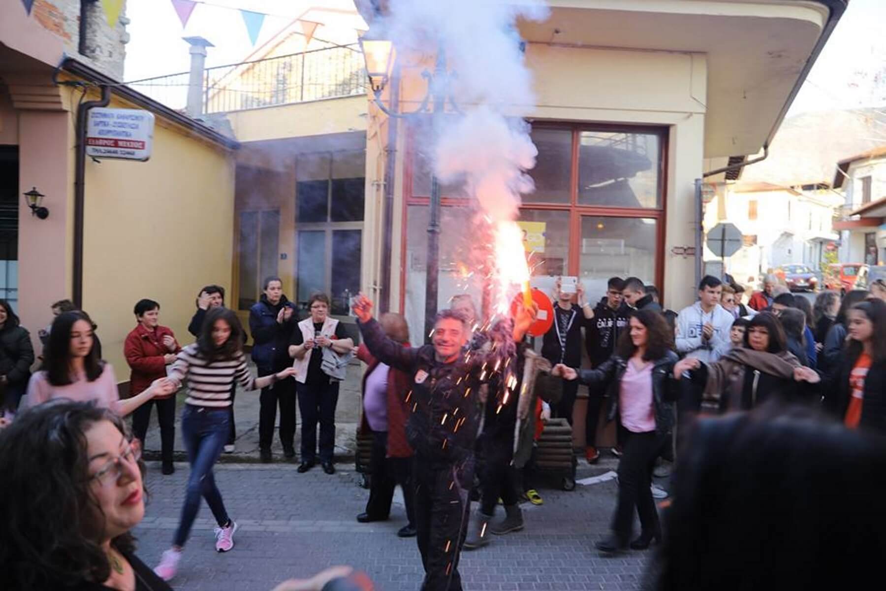 Ολονύκτιο γλέντι στο Βελβεντό μετά την απόφαση να επανασυσταθεί εκ νέου δήμος που καταργήθηκε το 2010