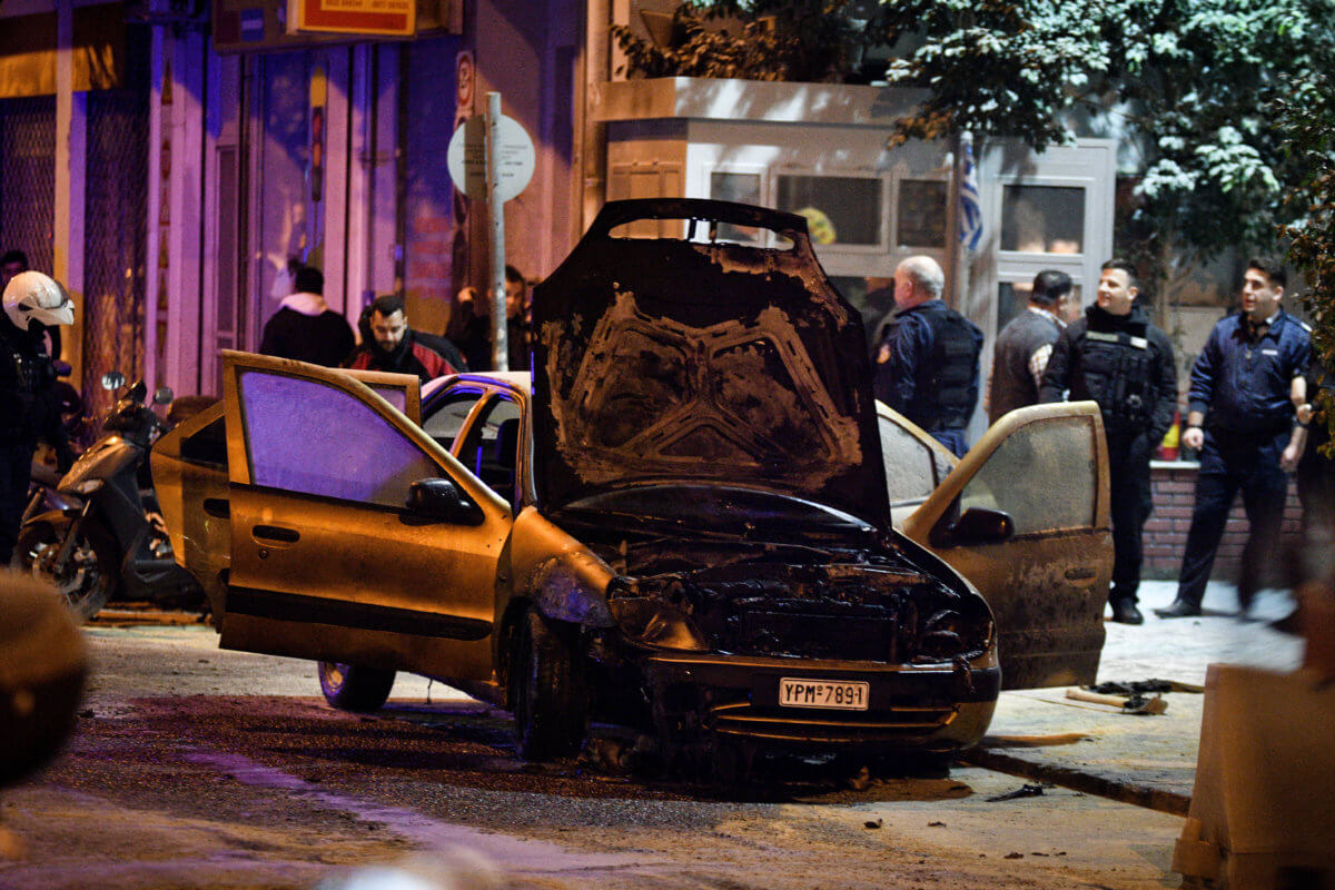 Καταδρομική επίθεση με μολότοφ στο ΑΤ Ακροπόλεως