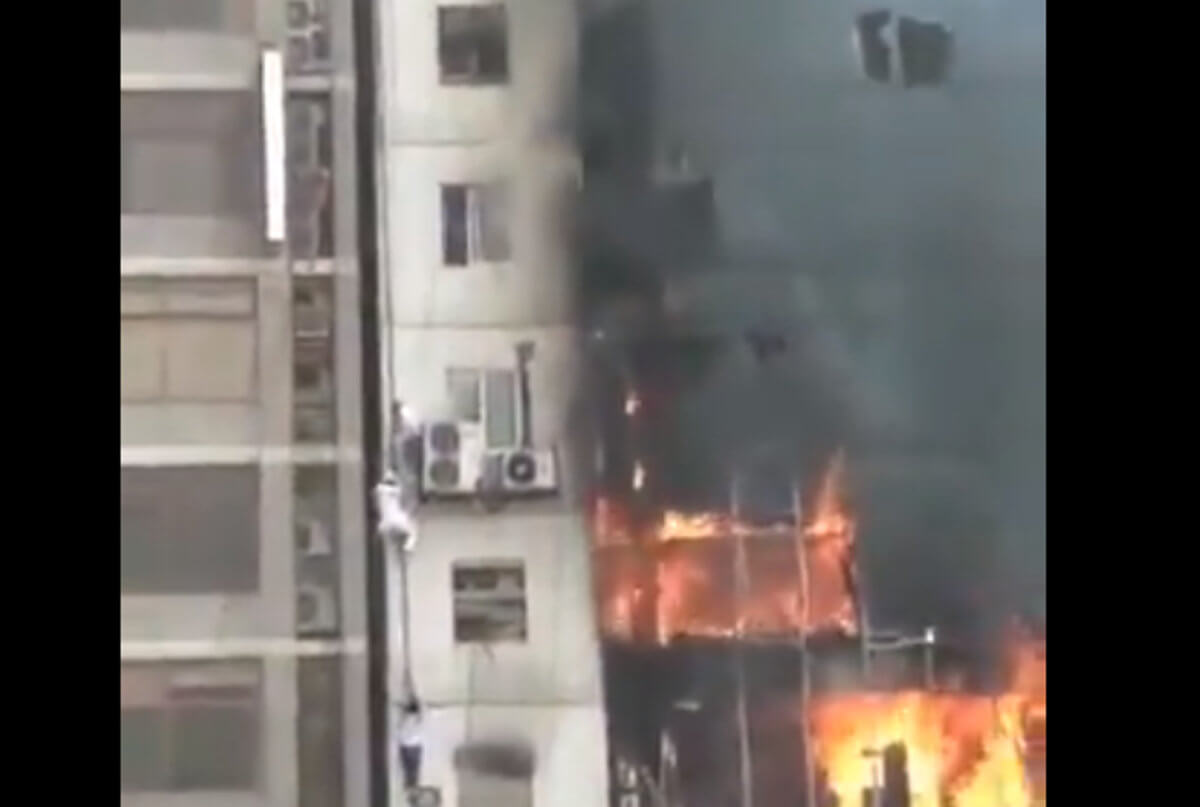 Μπαγκλαντές: Άνθρωποι πέφτουν από το φλεγόμενο κτίριο για να σωθούν! video