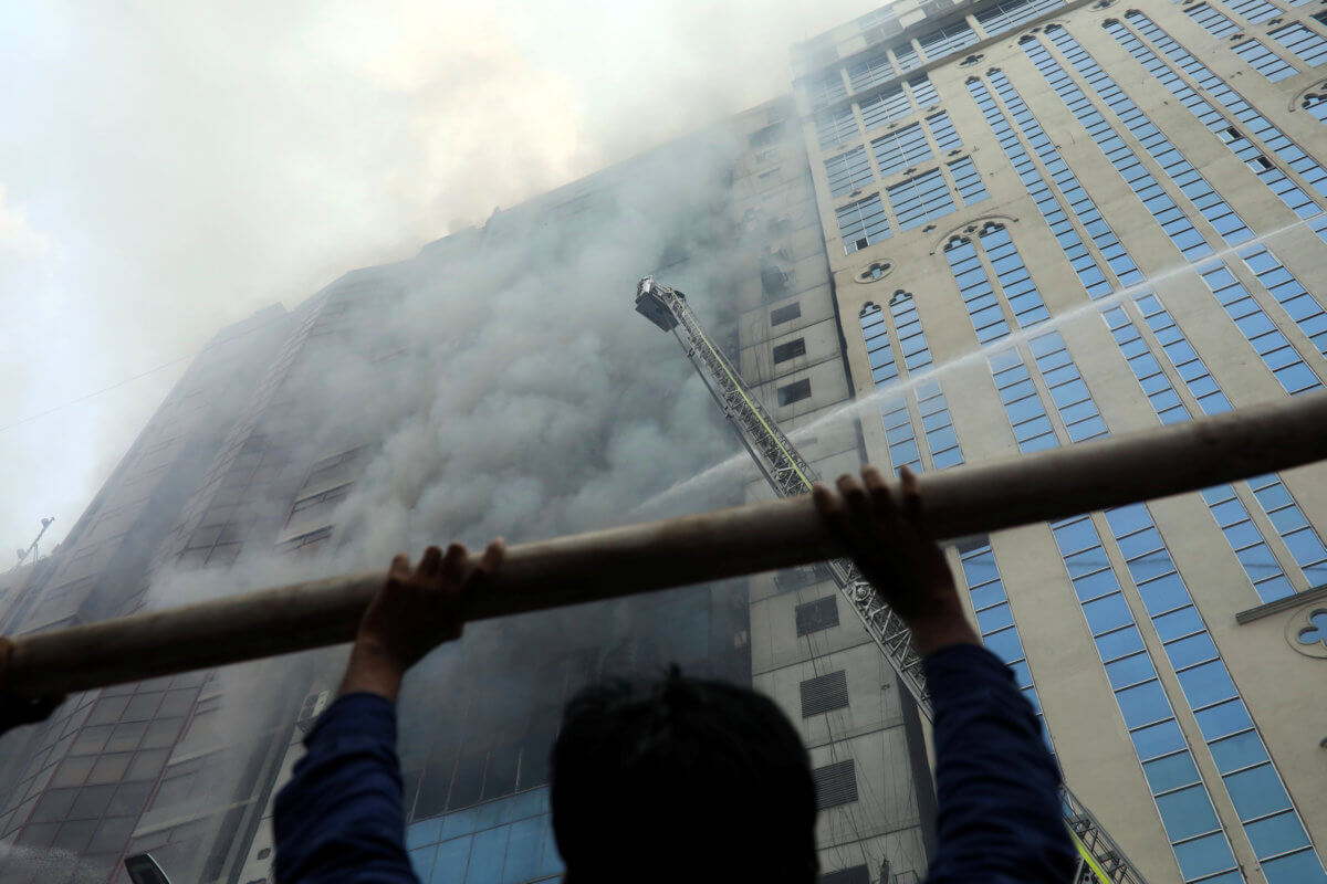 Κόλαση πυρός στο Μπαγκλαντές! Τυλίχθηκε στις φλόγες ουρανοξύστης – video
