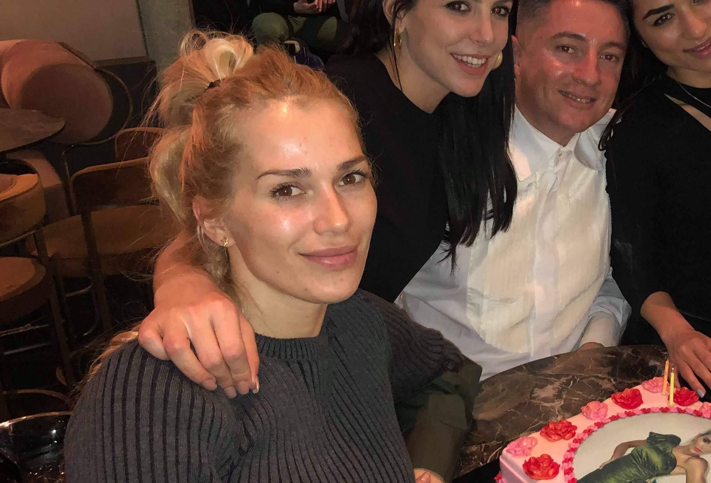 Βικτώρια Καρύδα: Η σπάνια έξοδος για τα γενέθλια αγαπημένου της φίλου, 5 μήνες μετά τη δολοφονία του συζύγου της! [pics,vid]