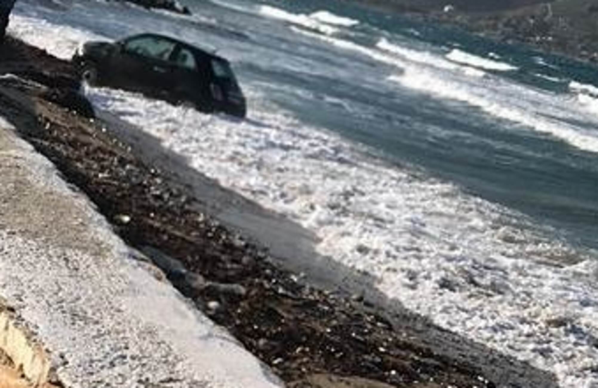 Πάρος: Κατάφερε να αποφύγει τη λακκούβα αλλά τα έκανε μούσκεμα – Το αυτοκίνητο έπεσε στη θάλασσα [pic]